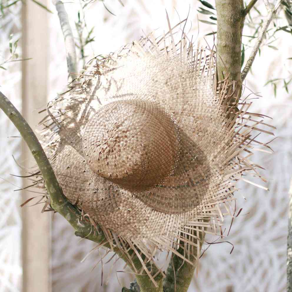 широка кръгла палмова сламена шапка