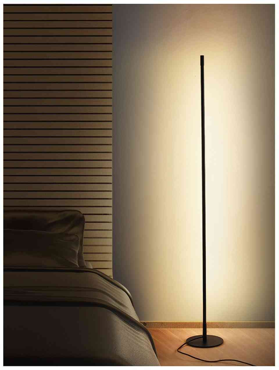 Moderná minimalistická stojaca lampa