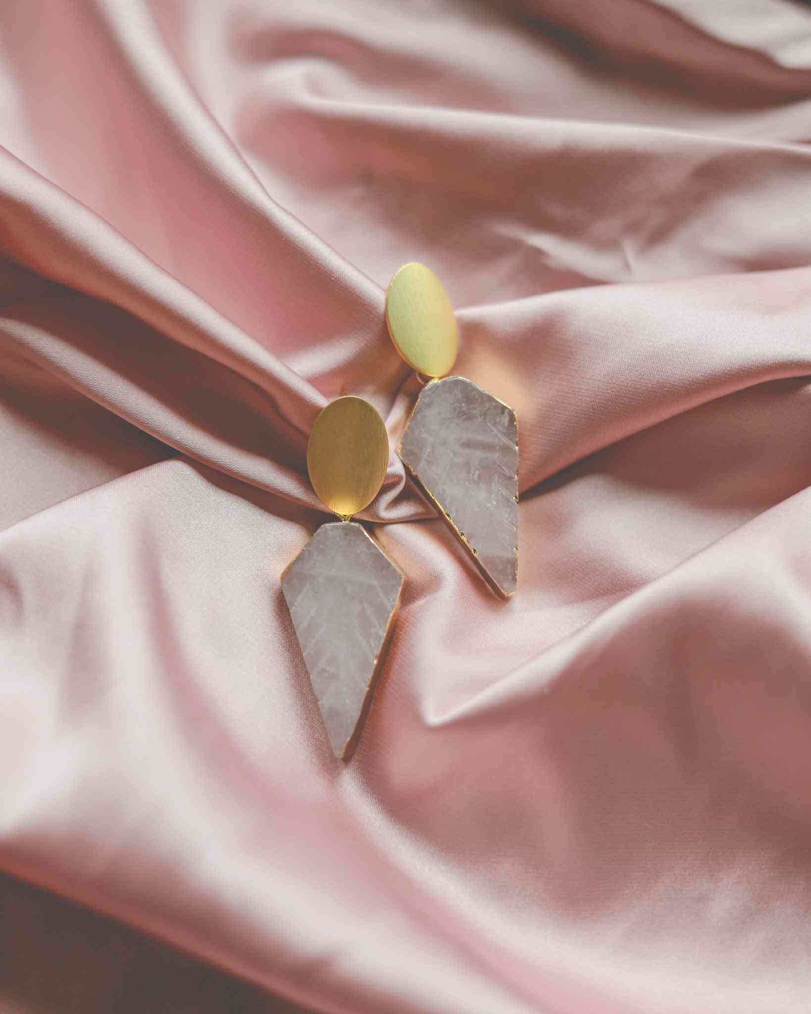 Brincos de folha com ponta de flecha de quartzo rosa