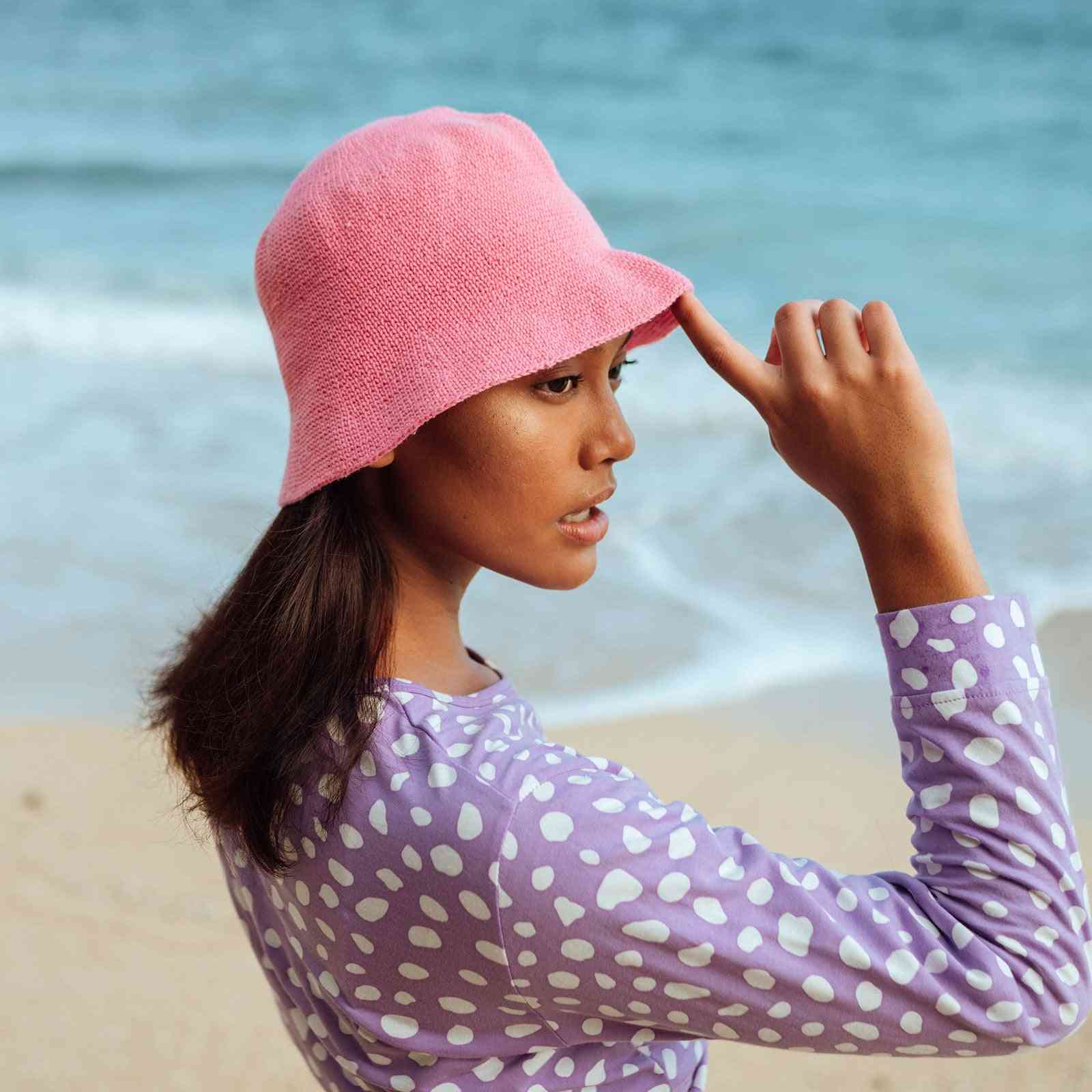 Sombrero de pescador rosa de crochet suave