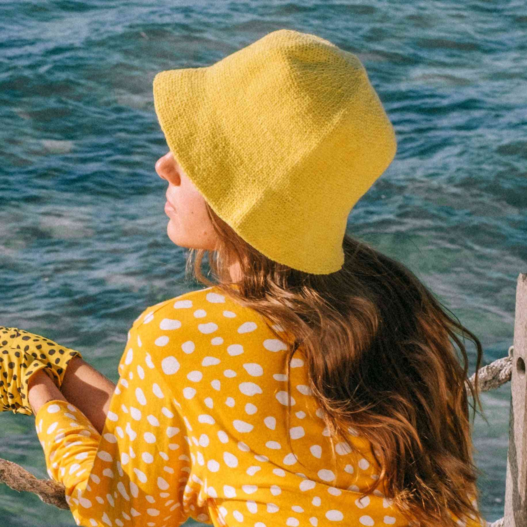 Morbido cappello da pescatore giallo all'uncinetto