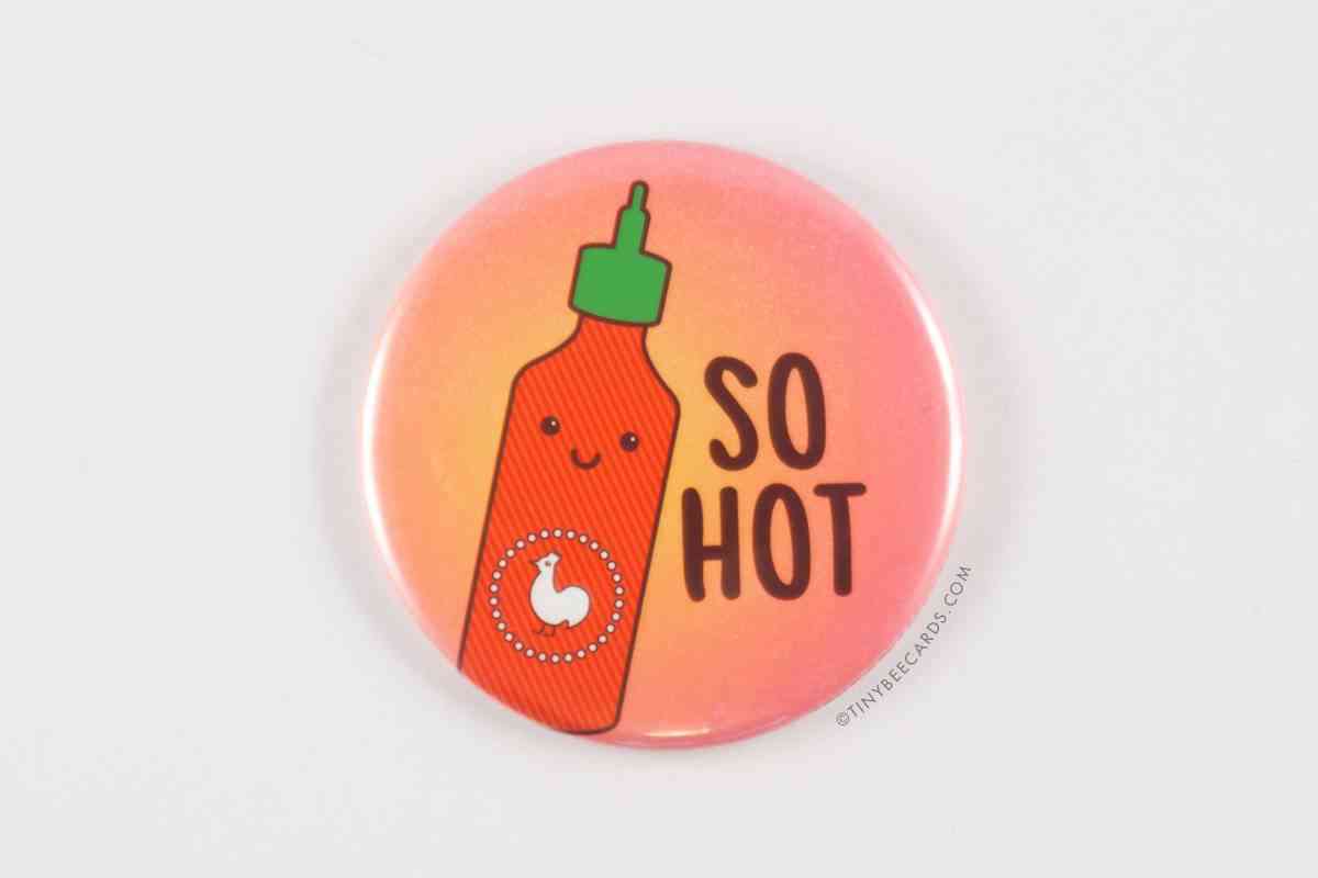 Sriracha graciosa, imán tan caliente, botón trasero o espejo de bolsillo