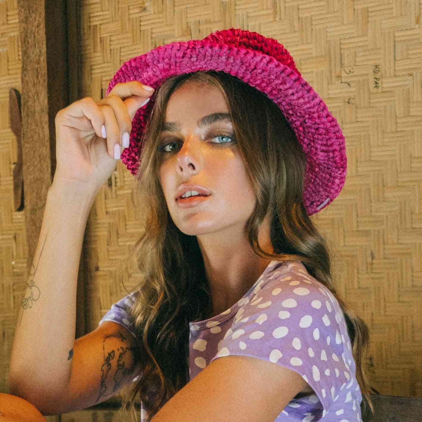 Handvävd naturlig raffiabåtare rosa hatt