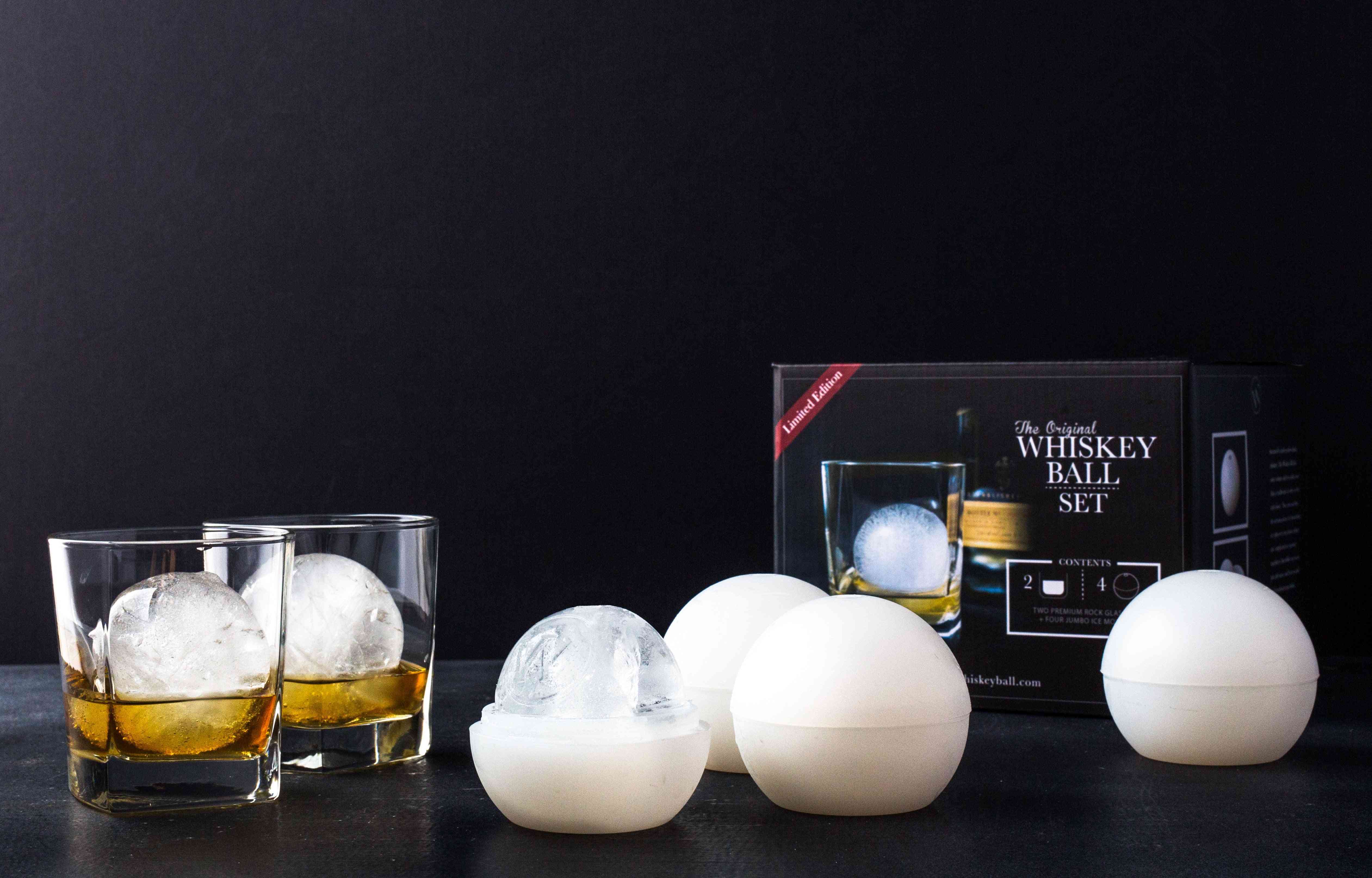 Set di vaschette per ghiaccio con palline di whisky