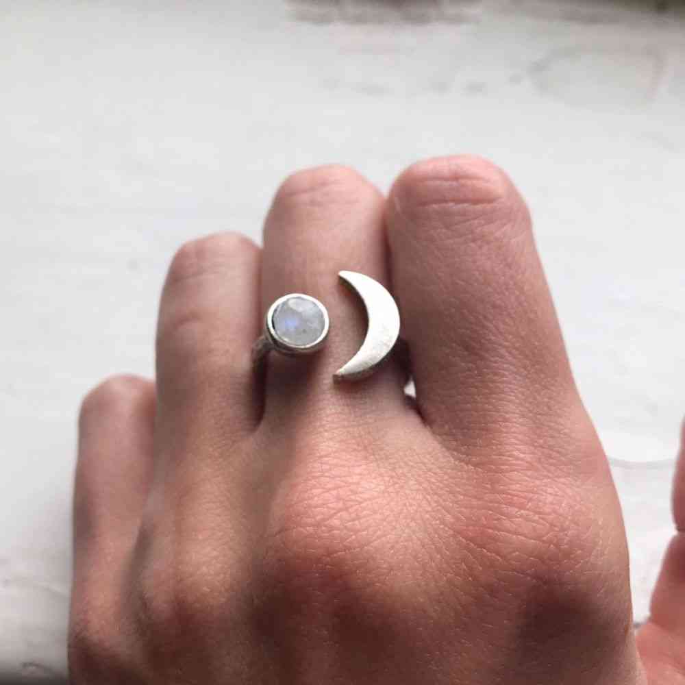 Félhold szivárvány gyűrűvel