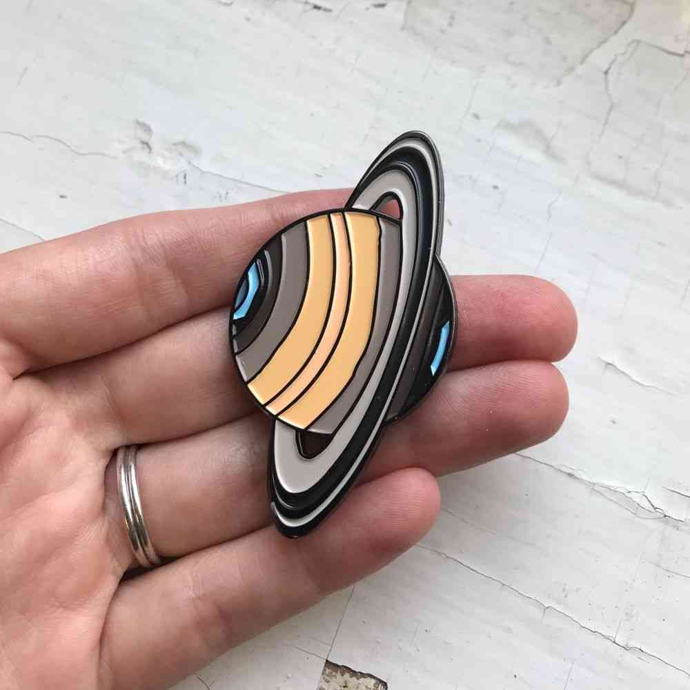 Saturnus emaille pin