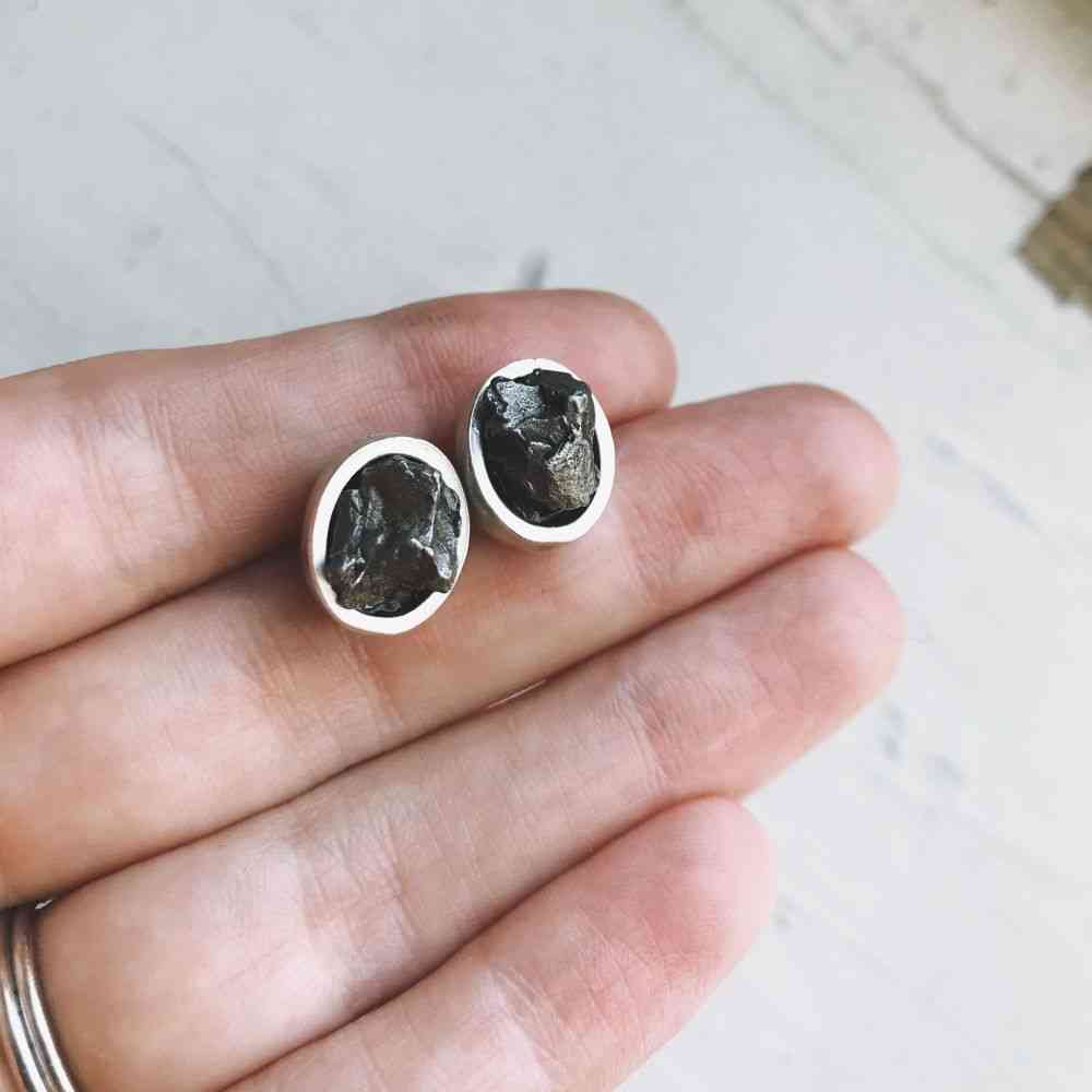Petites boucles d'oreilles en météorite brute