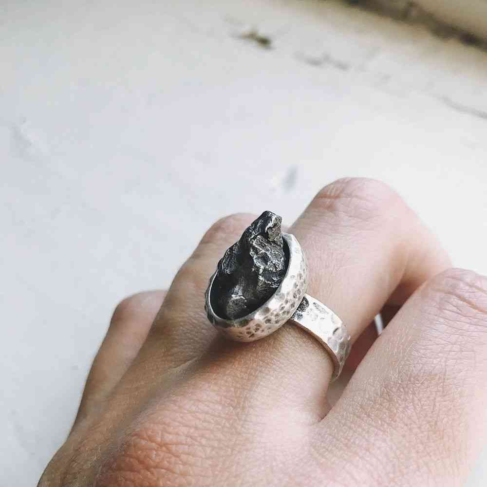 Oval rå meteorittring i sølvring