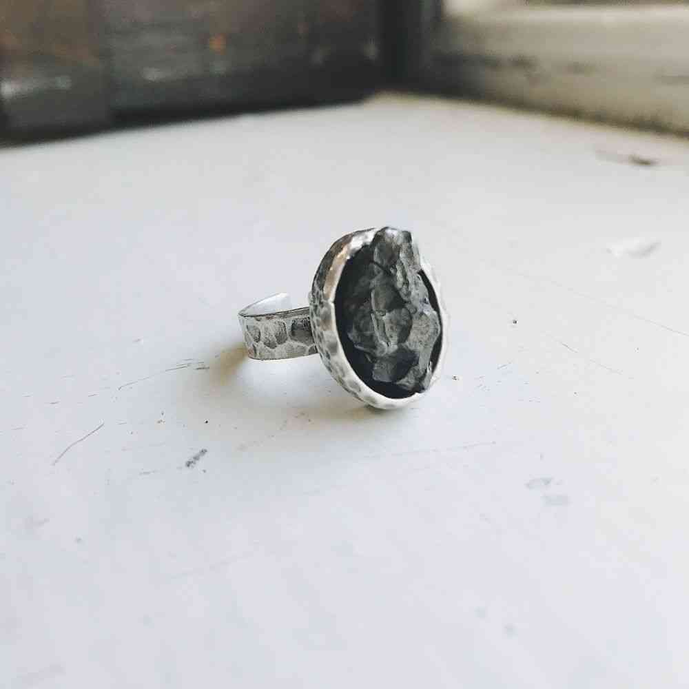 Ovalni obroček iz surovega meteorita v srebrnem obroču
