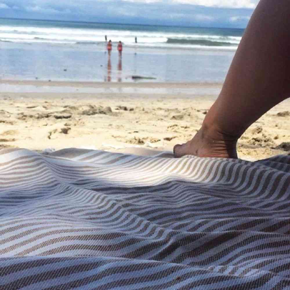 Sand- und Rehbraun gestreiftes Handtuch