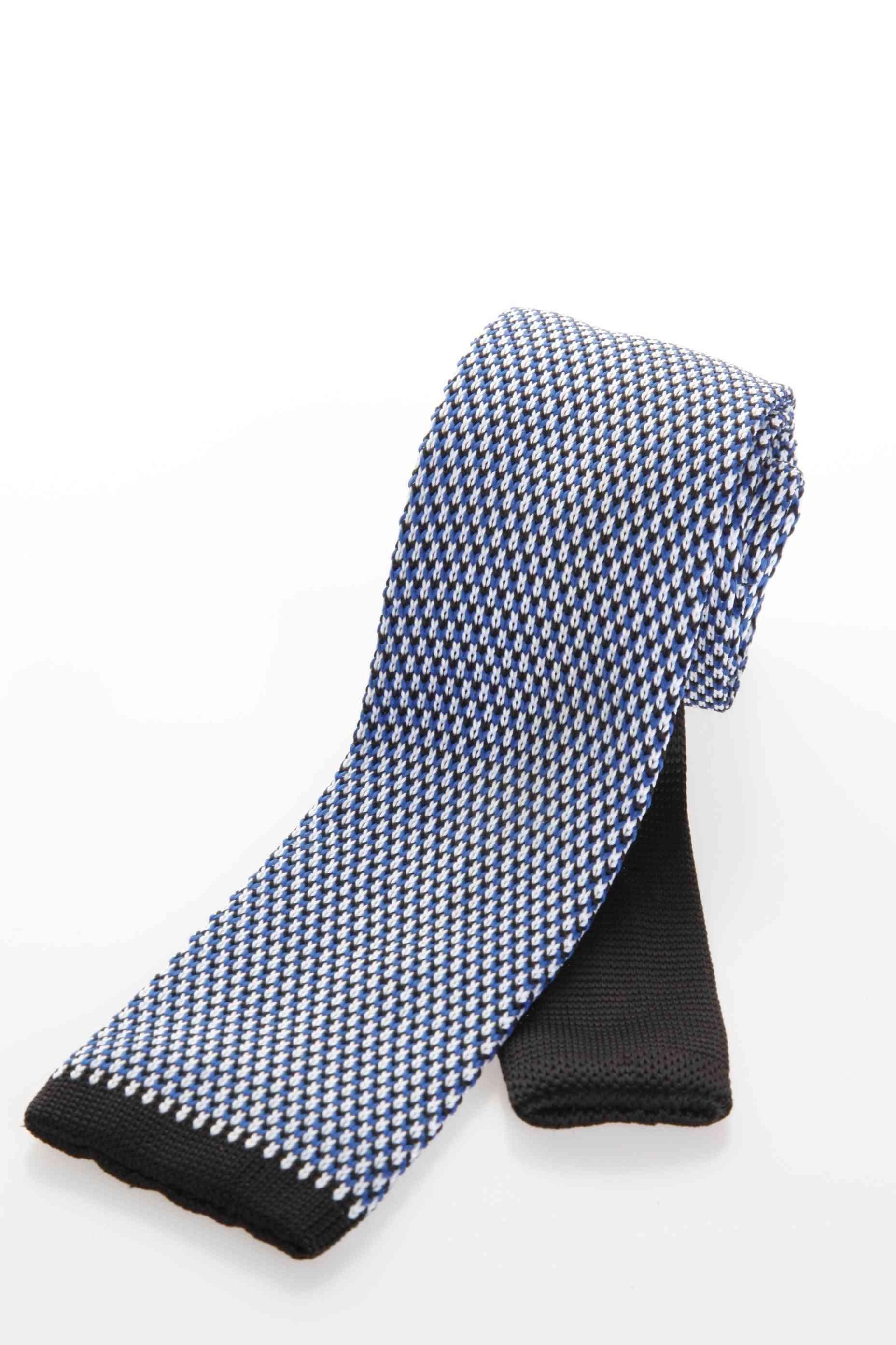 Tyylikäs ja tyylikäs neulottu solmio