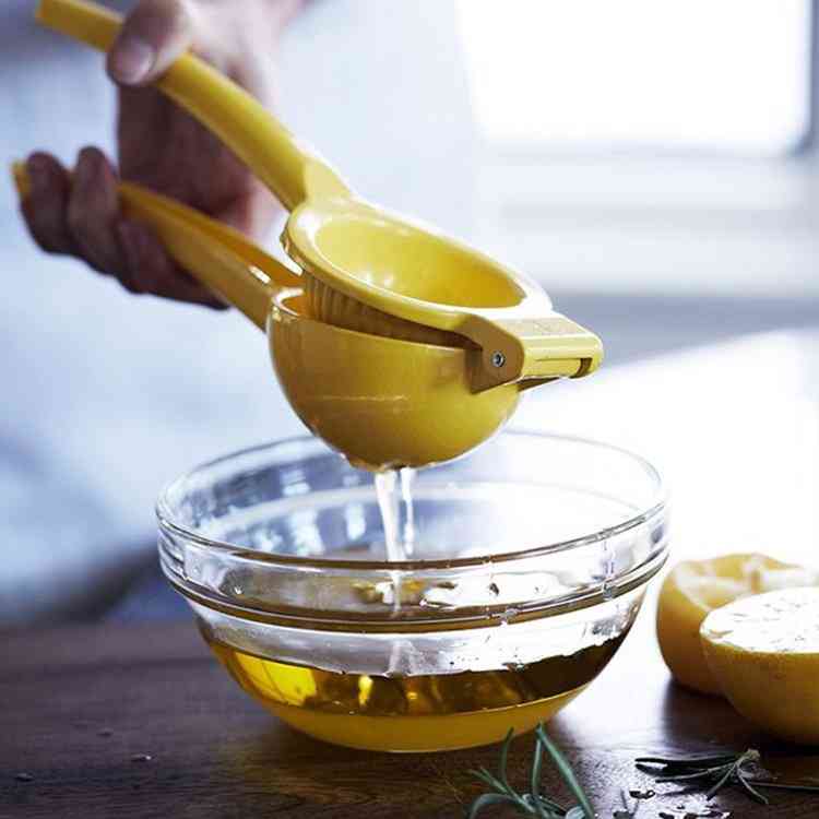 Sitruunan puristustyökalu keittiöön