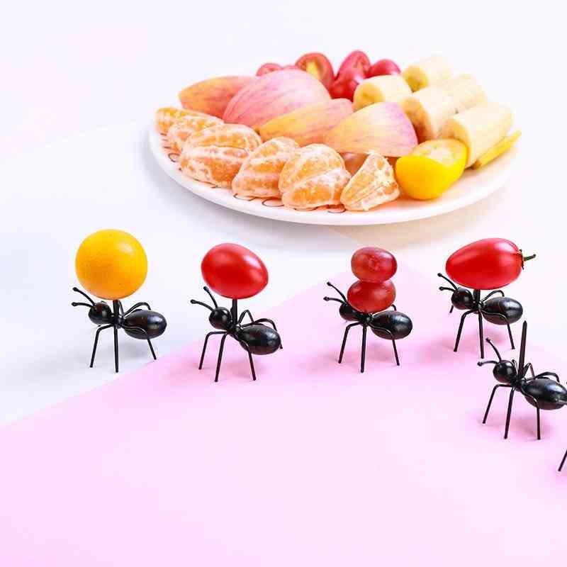 Muurahaiset hedelmä poimii