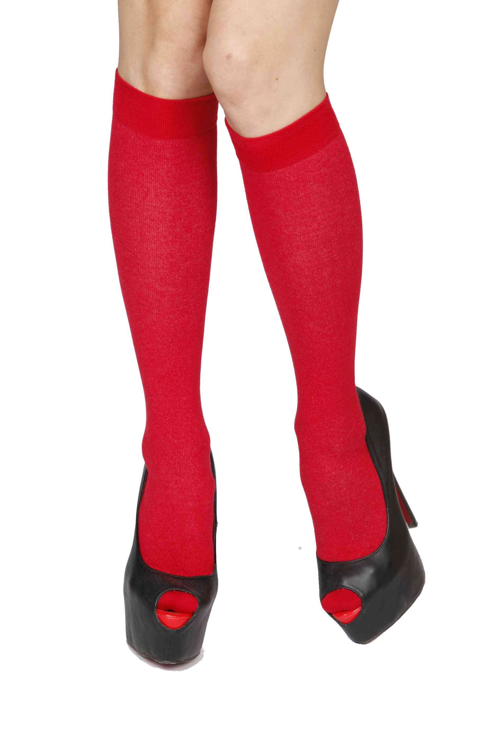 červené bavlněné podkolenky, sukně a kalhotové ponožky