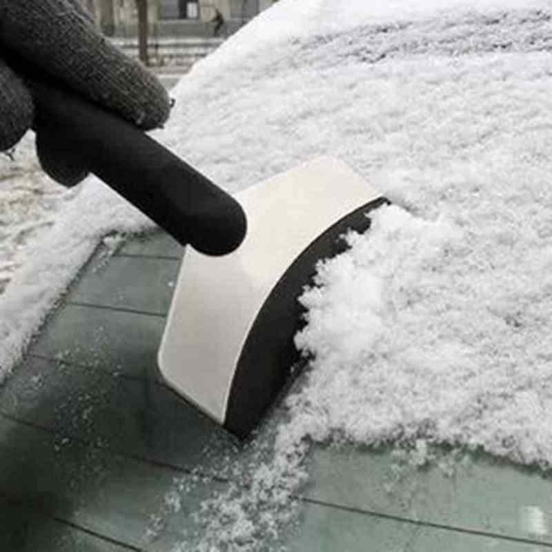 Łopata do śniegu w samochodzie