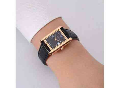 Minimalism Traditional Leather Strap Wrist Watch