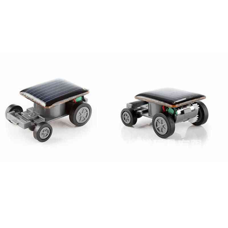 Najmanjši mini igračev avtomobil na sončno energijo