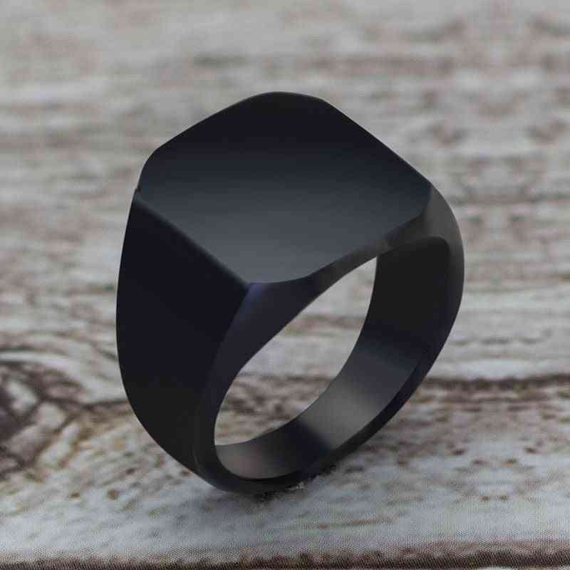 Enkel firkantet svart ring