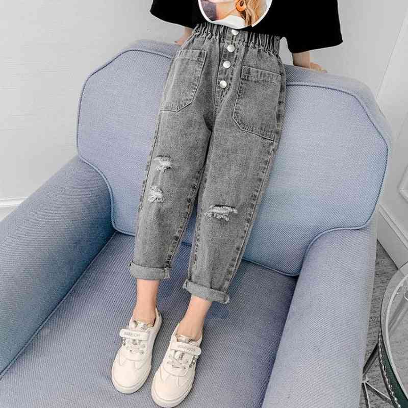 Mädchen & lässige, lockere, dünne Jeans mit Cartoon-Stickerei