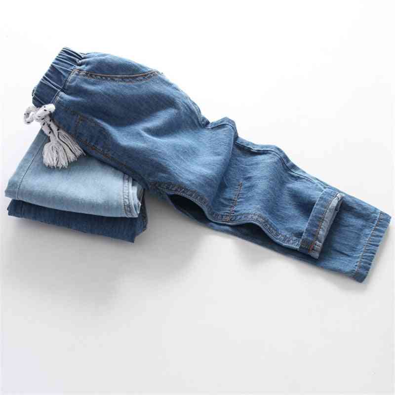 Ragazze, jeans larghi casuali dei pantaloni blu
