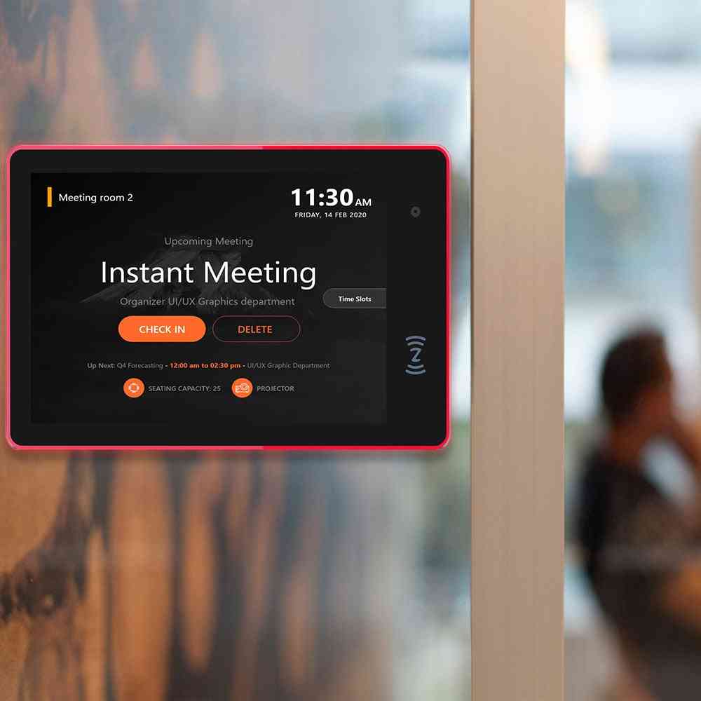 Tablet con visualizzazione del programma della sala riunioni per conferenze, montaggio a parete del pc