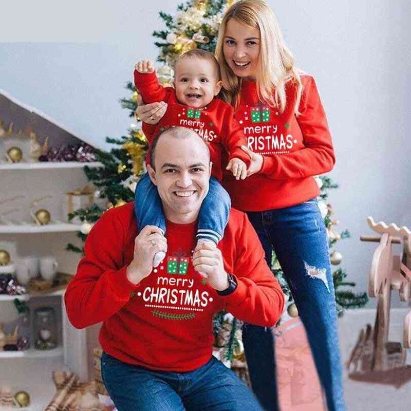 Vrhovi družine, ki ustrezajo božičnim puloverjem, otroškim kompletom s kapuco