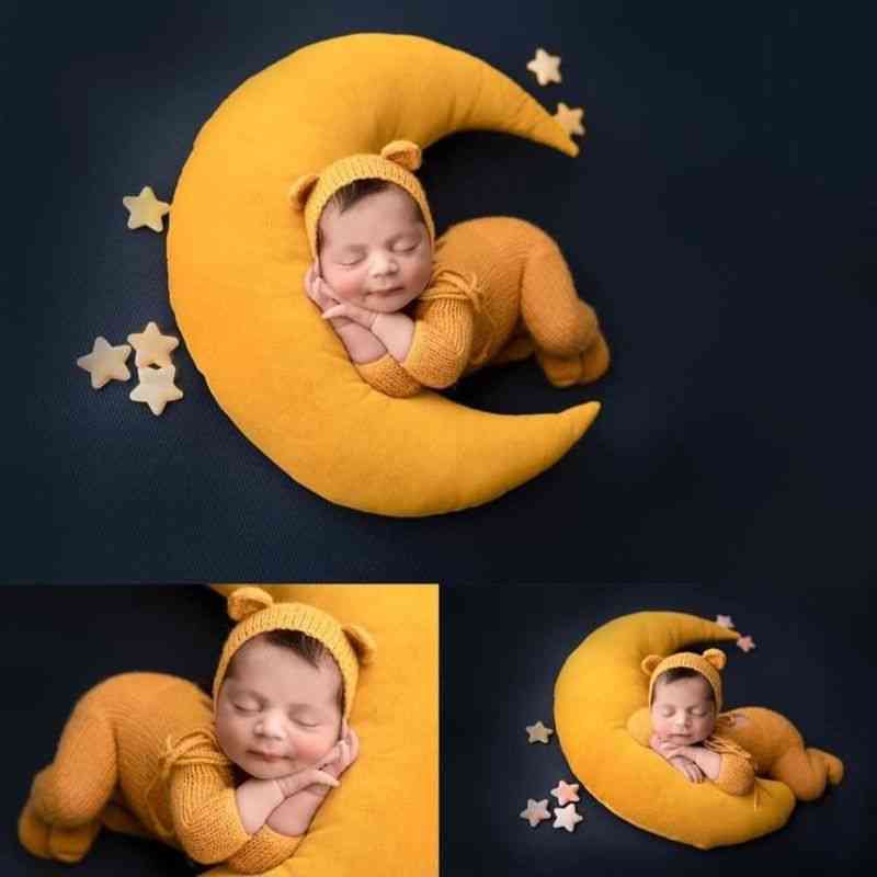 Vauvan hattu poseeraa pavut, kuun tyyny tähteä asetettu