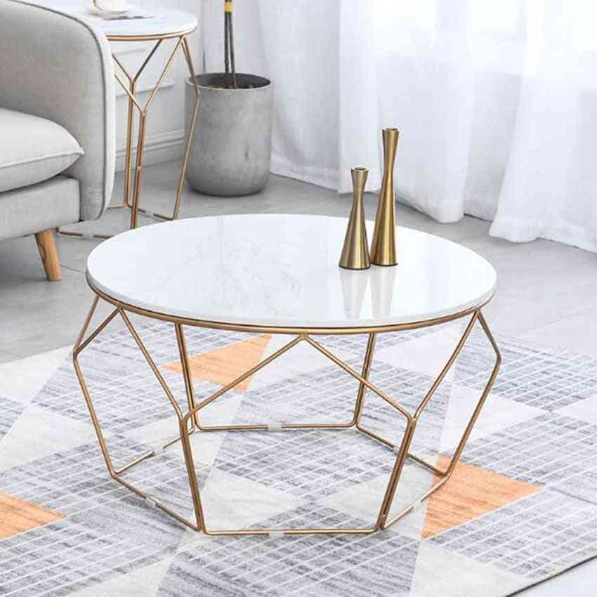 Domača dnevna soba kavč stran majhna okrogla marmorna preprosta mizica