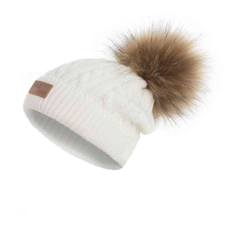 Zimski klobuk iz kape, pomponi s toplo pleteno kapico