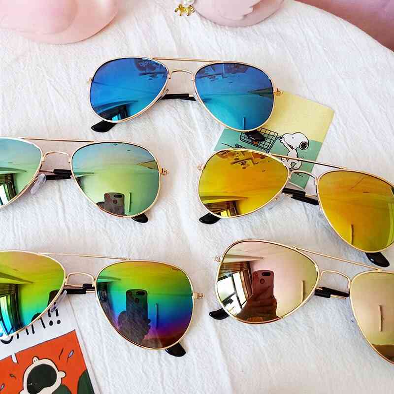 Fargerikt metallinnfatning med speil, klassiske solbriller