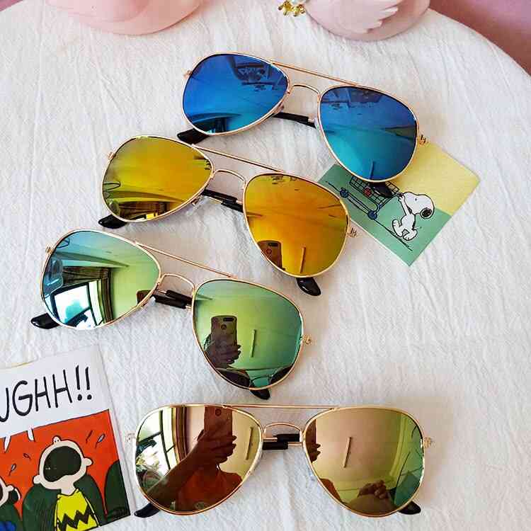 Fargerikt metallinnfatning med speil, klassiske solbriller