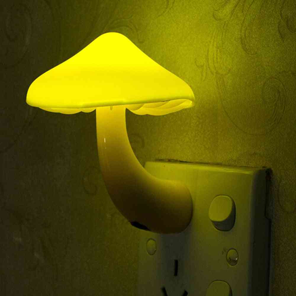 Luci gialle calde della decorazione della stanza della presa della parete del fungo