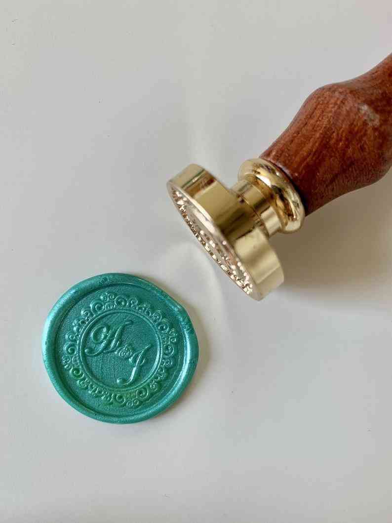 Pečiatka zo svadobnej voskovej pečate s iniciálami