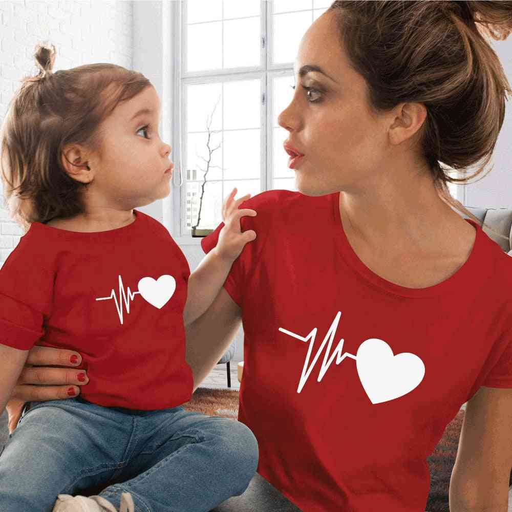 Perheen look, joka sopii yhteen äidin ja vauvan t-paitaan