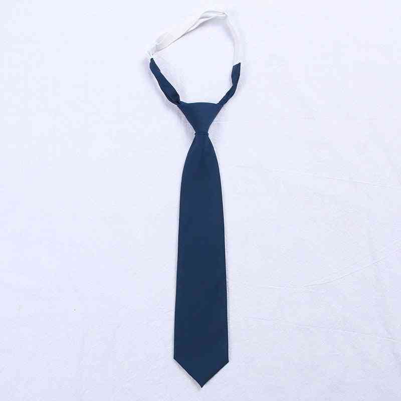Skolklänningar slips för och