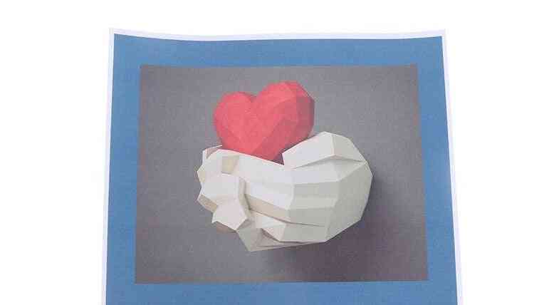 Kädet sydämellä paperiveistos papercraft pulmalelu