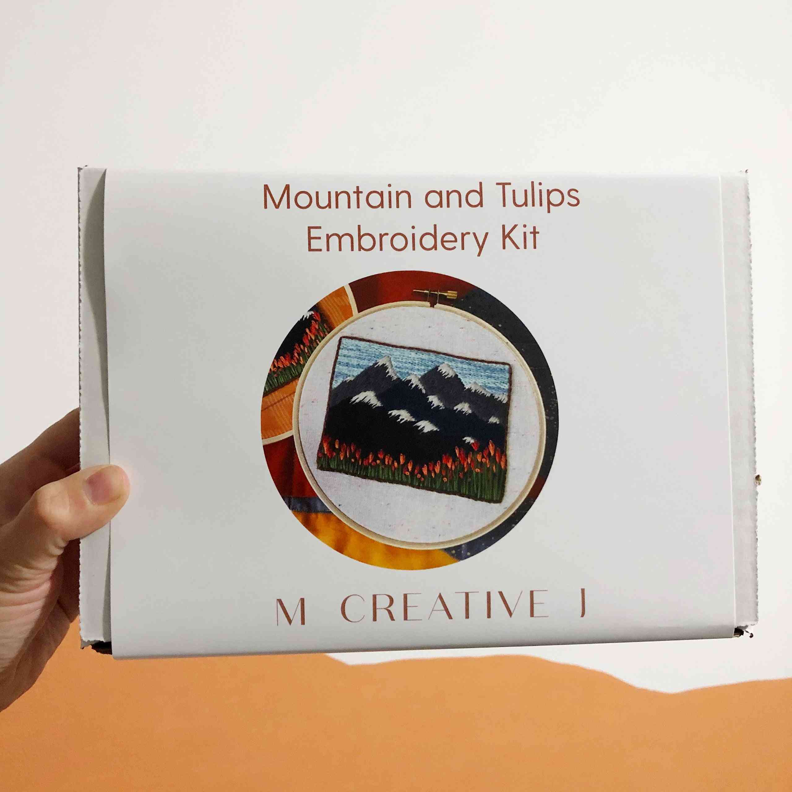 Bergslandskap med tulpaner DIY nybörjarbroderi kit