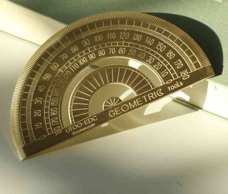 Metalliseoksesta valmistettu astemittari matemaattiseen kulman mittaukseen